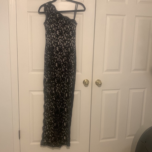 Beautiful pre-loved black and white lace evening gown! - Picture 4 of 4